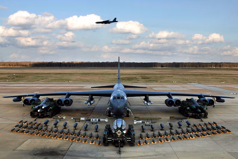 Thực tế, sau năm 1991 để phù hợp với chiến tranh hiện đại, các cuộc xung đột nhỏ người Mỹ đã trang bị các vũ khí tấn công thông minh cho “pháo đài bay” B-52 bên cạnh kho bom thông thường. Sau hàng loạt nâng cấp kéo dài hàng chục năm, máy bay B-52 giờ đây đã có trong tay 6-7 loại vũ khí thông minh chính xác cao.