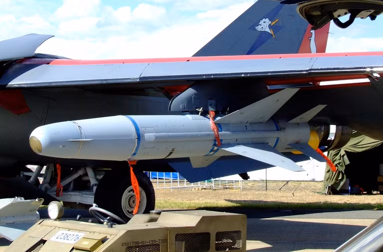 Tối đa 4 tên lửa không đối đất AGM-142 Have Nap mang đầu đạn xuyên nặng 340-360kg, tầm bắn 78km.