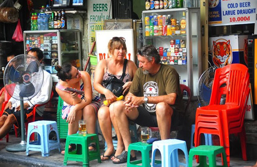 Quy định cấm bán bia vỉa hè gây nhiều tranh cãi gay gắt.