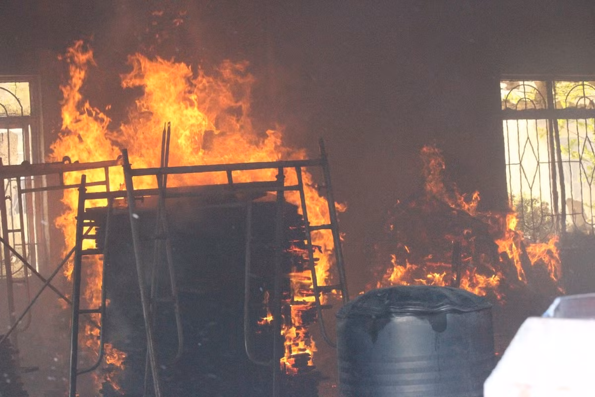 Chay kinh hoang xuong do go tai khu CN Cam Thuong-Hinh-6