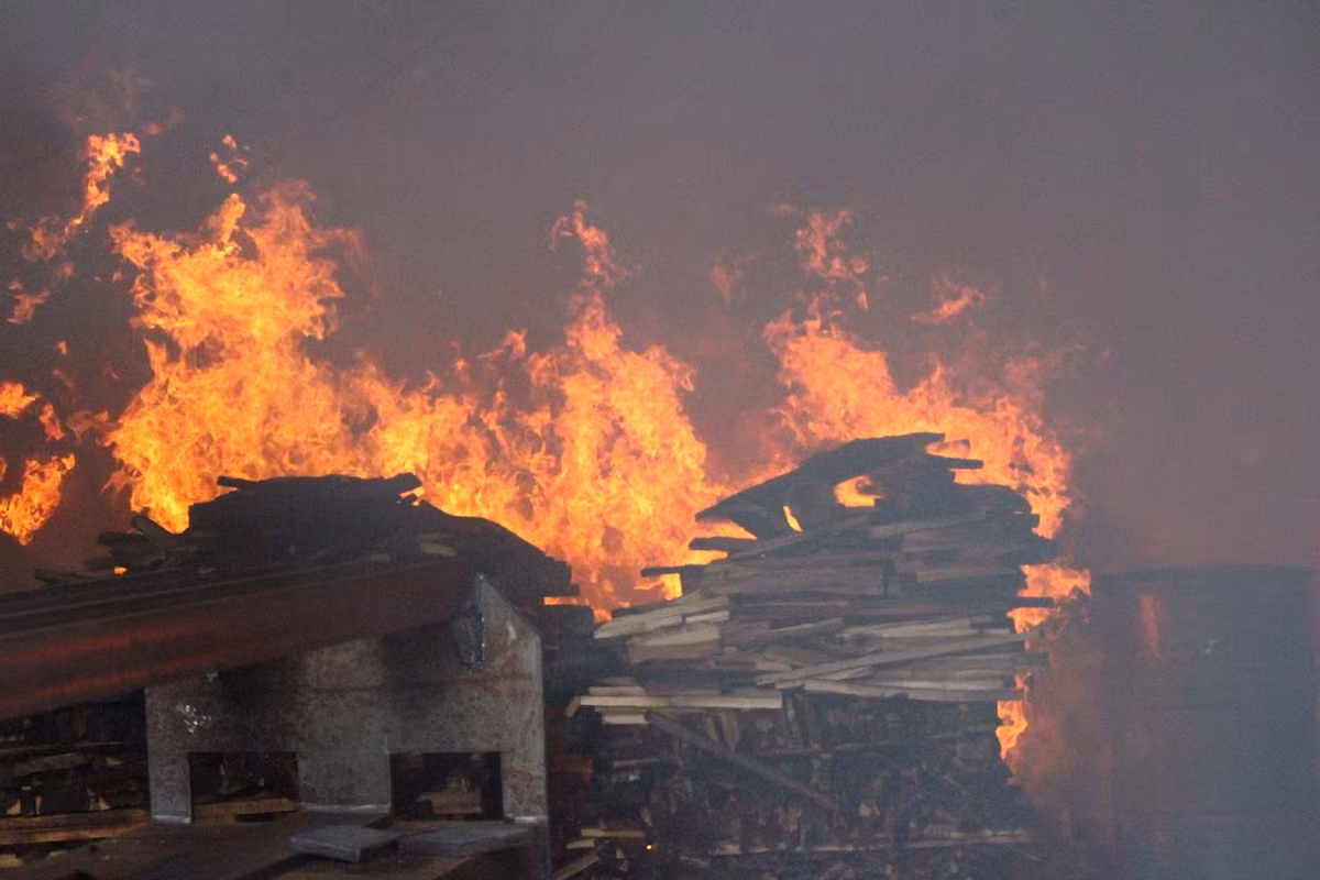 Chay kinh hoang xuong do go tai khu CN Cam Thuong-Hinh-4