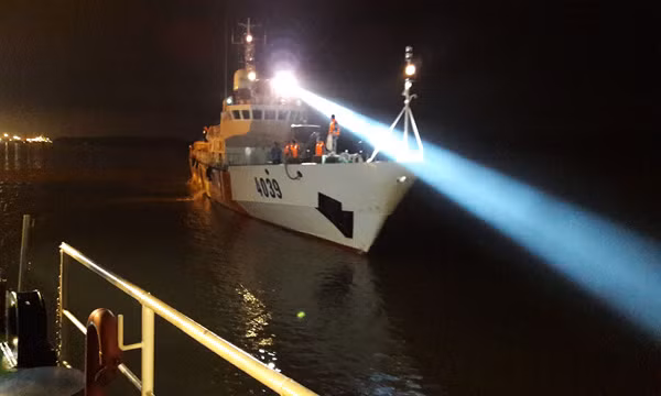 Tim kiem CASA 212: Xac minh vat the la troi tren bien Bach Long Vi-Hinh-2