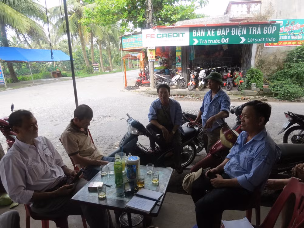 Các xã viên HTX vận tải Quang Vinh.