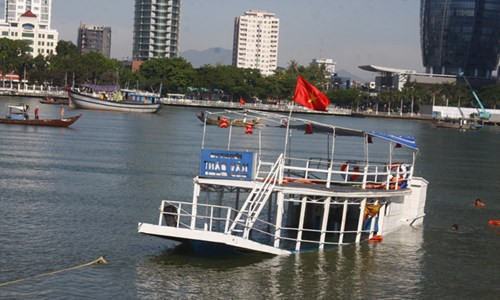Tàu du lịch Thảo Vân chở quá số người quy định. Ảnh: Tiền Phong.