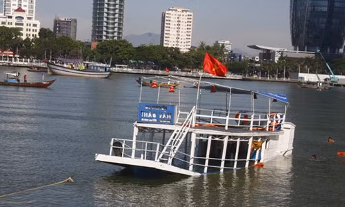 Tàu du lịch Thảo Vân chở quá số người quy định. Ảnh: Tiền Phong.