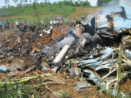 Khoảng 7h30 ngày 9/6/2009, một chiếc máy bay quân sự Su-22 đang luyện tập bất ngờ lao xuống đồi Bãi Chiêng thuộc khu vực trồng ngô của gia đình ông Lê Xuân Thế, thôn Lạc Long II, xã Cẩm Phú, huyện miền núi Cẩm Thủy, cách TP Thanh Hóa hơn 60 km. Phi công là Đại úy Trần Thanh Nghị, quê ở Gia Lâm, Hà Nội, đã hy sinh sau khi cố gắng điều khiển cho chiếc máy bay đâm cách xa khu vực dân cư. Đáng nói, chiếc máy bay gặp nạn đã quá hạn sử dụng nhiều năm.