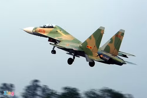 Vào sáng 14/6, trên vùng biển Thanh Hóa - Nghệ An, một máy bay tiêm kích Su-30MK2 thuộc Trung đoàn 923 gặp sự cố. Máy bay Su-30MK2 mất liên lạc. Hai phi công trên máy bay mất tích là thượng tá Trần Quang Khải - Phó trung đoàn trưởng, tham mưu trưởng Trung đoàn không quân 923 thuộc Sư đoàn không quân 371, và thiếu tá Nguyễn Hữu Cường, phi đội trưởng, là phi công của Trung đoàn 927 được tăng cường về Trung đoàn 923 để bay huấn luyện, tiếp cận với máy bay tiêm kích mới, hiện đại. Cơ quan chức năng đang tích cực tìm kiếm hai phi công.