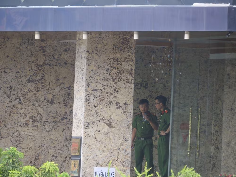 Theo người dân xung quanh, quán karaoke Ruby hoạt động rất chuyên nghiệp từ vài năm nay, lượng khách ra vào rất đông, bất kể ngày thường hay dịp cuối tuần. Quán có một đội bảo vệ được sắp đặt nghiêm ngặt.