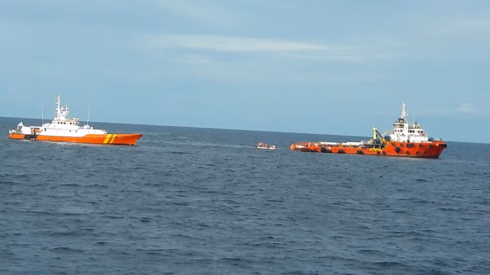 Khi đã phát hiện chính xác thi thể 2 phi hành đoàn nhưng dòng chảy xiết buộc phải dùng rôbốt đánh dấu vị trí, sau đó thợ lặn xuống để đưa thi thể lên nhưng do dòng chảy quá mạnh, thời gian tiếp cận thi thể lâu nên không thành công. Lần thứ 2 thợ lặn xuống khi còn cách thi thể khoảng 2 mét dòng chảy mạnh khiến thợ lặn không thể tiếp cận được. Đến lần thứ 3, với ý chí quyết tâm các thợ lặn đã đưa thi thể phi hành đoàn lên tàu.