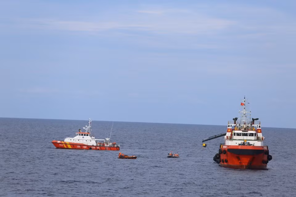 Ngày 28/6, các lực lượng Hải quân tiếp tục tìm kiếm được 2 thành viên phi hành đoàn máy bay CASA 212. Cụ thể, vào lúc 11h15, ngày 28/6, tại vùng biển Bạch Long Vĩ, rôbốt quan sát đáy biển trên Tàu Tân cảng 63, Tổng công ty Tân cảng Sài Gòn báo về Sở chỉ huy phía trước phát hiện 1 thi thể. Đến 12h50 cùng ngày, thợ lặn trên Tàu Tân cảng 63 đã đưa thi thể lên khỏi mặt nước. Như vậy, tới thời điểm này, lực lượng tìm kiếm đã vớt được 8/9 thành viên phi hành đoàn CASA 212 gặp nạn trong quá trình cứu hộ phi công Su-30MK2.