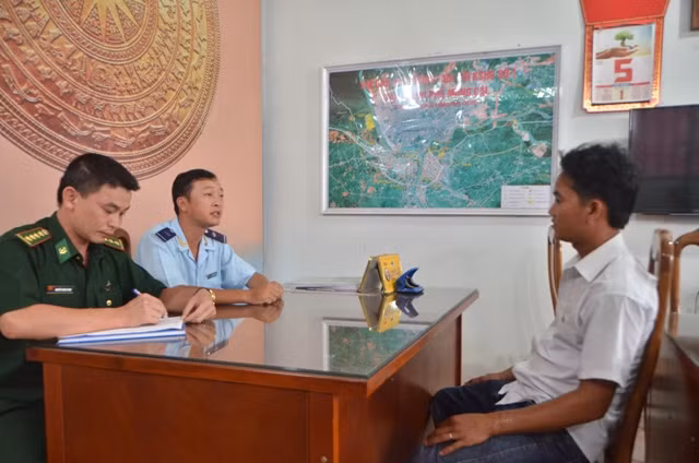 Lái xe Nguyễn Văn Văn đang làm việc với lực lượng chức năng.