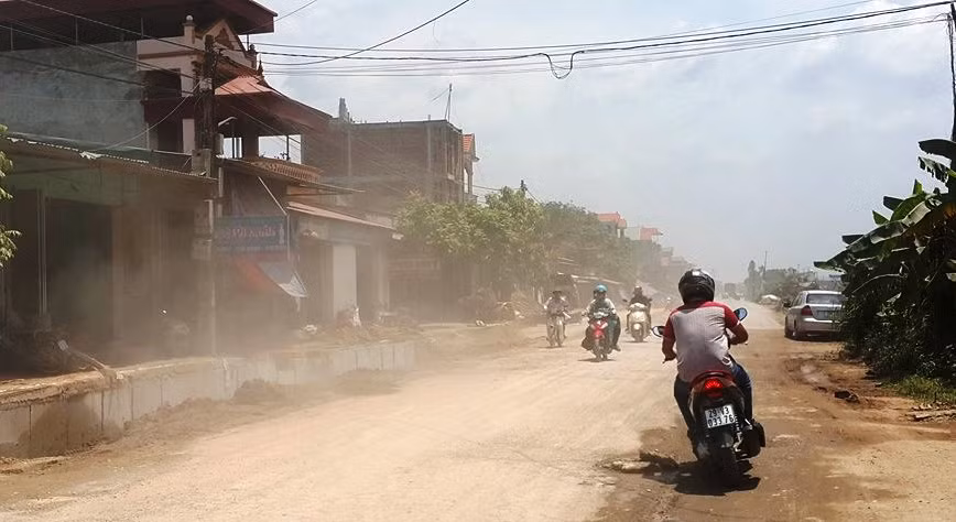 Cuộc sống người dân bị đảo lộn, giao thông đi lại khó khăn, tiềm ẩn nguy cơ tai nạn giao thông.