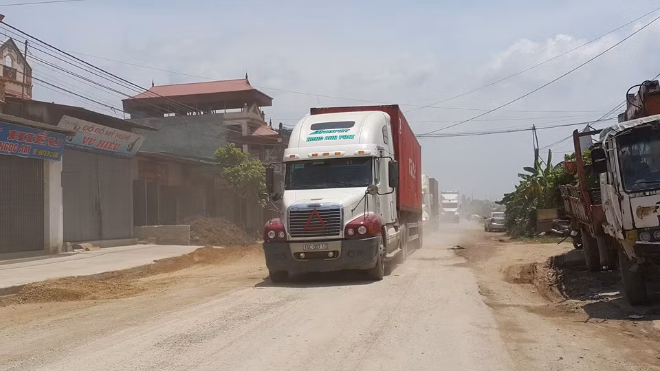 Song song với thi công ì ạch, tình trạng xe trốn trạm thu phí trên QL5 và cao tốc Hà Nội - Bắc Giang đi vào QL38 khiến lưu lượng xe container, đầu kéo trên tuyến này tăng đột biến, đến 50 - 60%. Hàng ngày có tới hàng nghìn lượt xe trọng tải lớn lưu thông qua QL38 khiến con đường này oằn mình cõng xe khi đang thi công dang dở.