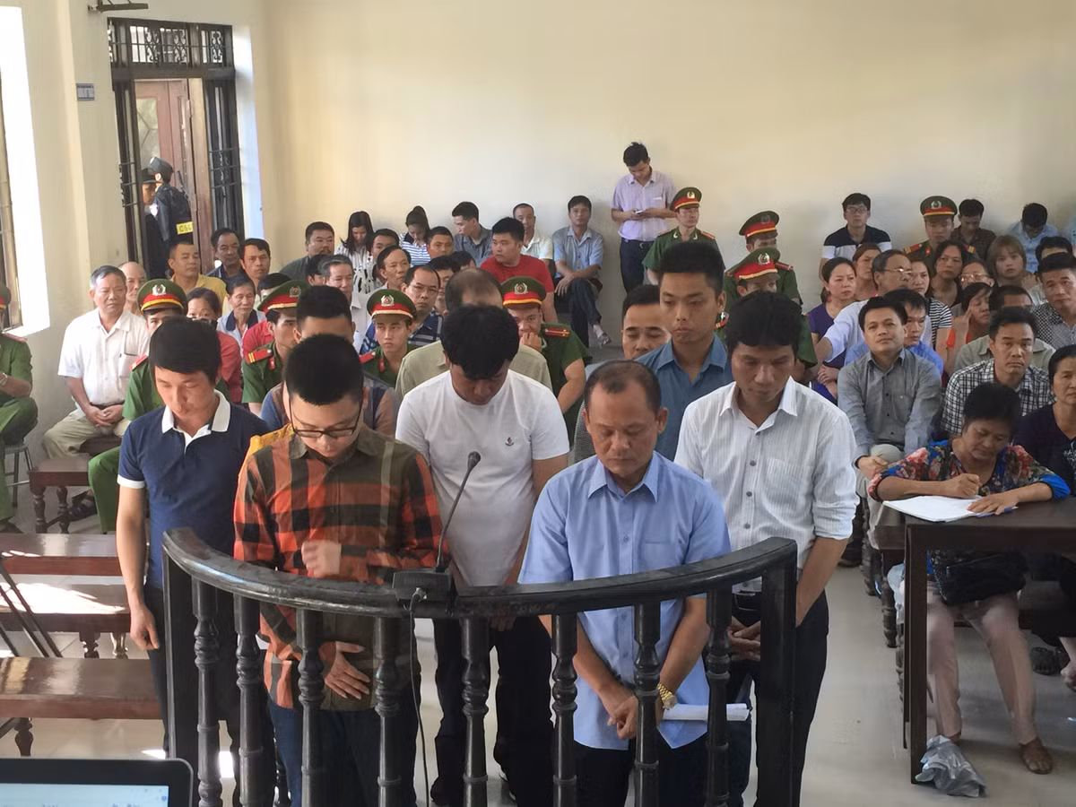 Bị cáo Minh Sâm và đồng bọn tại phiên xét xử.