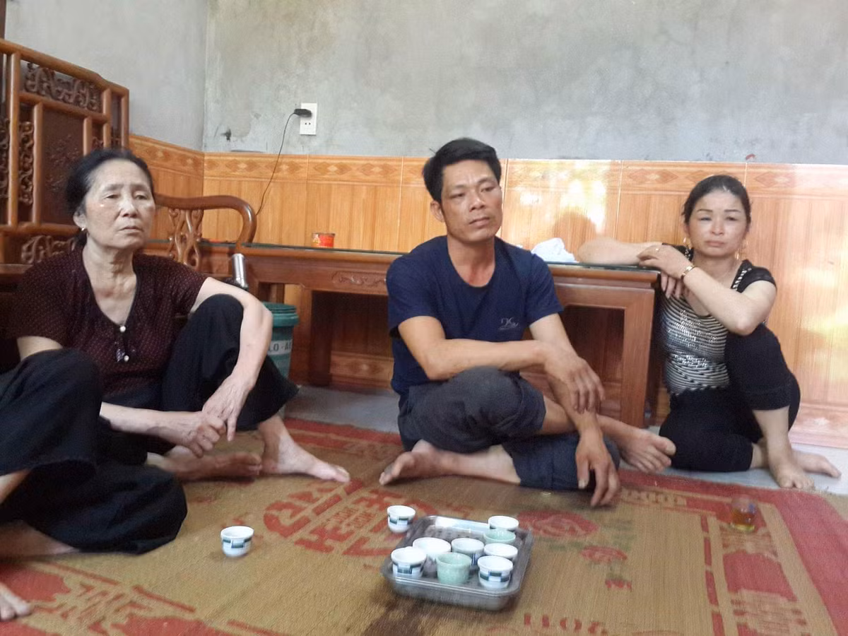 Anh Trần Ngọc Mão, cha bé Quang vẫn không tin điều đau đớn đang xảy ra với gia đình mình.