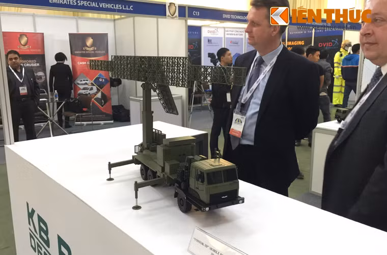 Lần đầu tiên tới với Hà Nội thông qua một cuộc triển lãm, KB Radar đã không phụ lòng khách thăm quan và các đối tác bằng màn ra mắt ba hệ thống radar thế hệ mới. Đáng chú ý nhất là đài radar cảnh giới tầm xa 3 tham số Vostok-3D. Lưu ý rằng, hiện Việt Nam cũng sử dụng các phiên bản của Vostok để bảo vệ bầu trời.