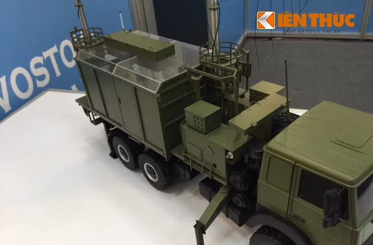 Ưu điểm của hệ thống gây nhiễu GROZA gồm: mở rộng đáng kể khả năng trinh sát và gây nhiễu sóng vô tuyến chiến thuật; phát hiện và gây nhiễu các nguồn phát vô tuyến trên mặt đất và trên không; có thể đồng thời gây nhiễu 28 băng tần vô tuyến cố định; triển khai nhanh gọn hiệu quả nhờ đặt trên khung gầm xe bánh lốp...