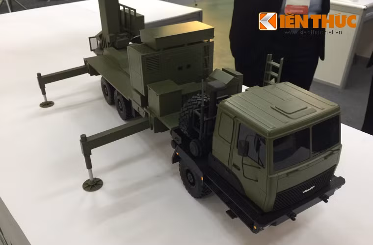 Toàn bộ hệ thống anten đồ sộ của Vostok-3D được triển khai trên chỉ một khung gầm xe bánh lốp đặc chủng 8x8 bánh có khả năng việt dã cao.