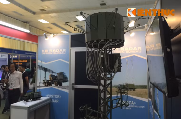 Cận cảnh cụm anten đặc biệt của đài radar ROSA. Nó có khả năng phát hiện mục tiêu ở 360 độ, cách 300m tới 60km, trần độ cao phát hiện từ 0 đến 3.000m, theo dõi cùng lúc 30 mục tiêu.