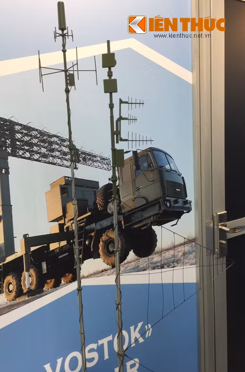 Cận cảnh cột anten của GROZA.