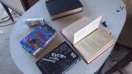 Quân đội Nga thực sự bị một “vố đau” tại Palmyra. Trong ảnh, binh sĩ Nga không kịp mang theo sách vở. Nguồn ảnh: Youtube