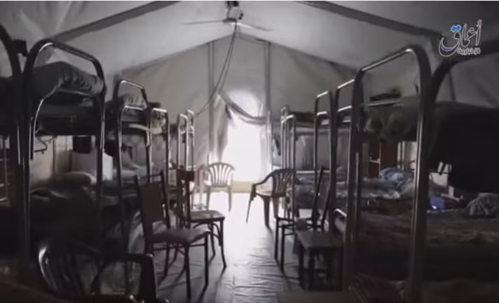 Hao tiền mất bao nhiêu xương máu, tiền bạc mới chiếm được Palmyra, thế nhưng Quân đội Syria lại để mất một cách dễ dàng thành phố này chỉ trong vài ngày. Thực tế, cũng khó trách được gì bởi ngay chính Quân đội Nga cũng phải bất ngờ trước sự tiến công của phiến quân IS. Trong ảnh là nơi nghỉ ngơi của các binh sĩ Nga tại Palmyra, họ đã không kịp dọn dẹp, thiêu hủy trước khi rút chạy. Nguồn ảnh: Youtube