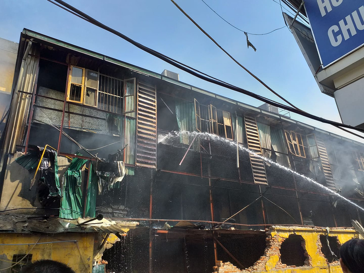 Chay cong ty Rang Dong: Khoanh vung khu vuc anh huong suc khoe... dan nen cach ly