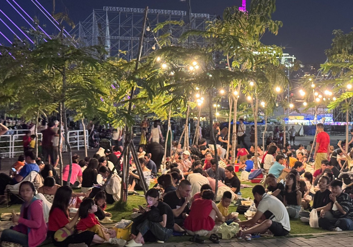 Man nhan man phao hoa thap sang bau troi TP HCM mung Dai le 30/4-Hinh-2