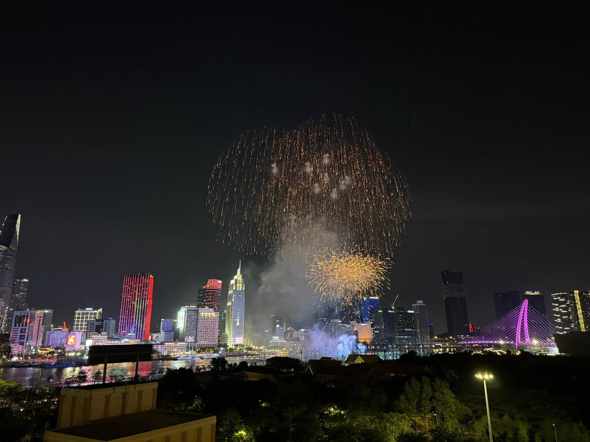 Man nhan man phao hoa thap sang bau troi TP HCM mung Dai le 30/4-Hinh-8