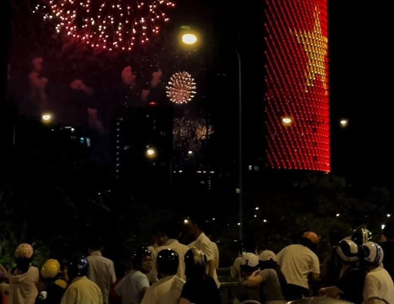 Man nhan man phao hoa thap sang bau troi TP HCM mung Dai le 30/4-Hinh-5