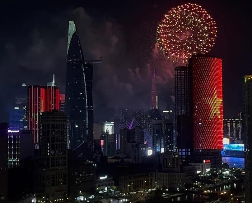 Man nhan man phao hoa thap sang bau troi TP HCM mung Dai le 30/4-Hinh-7