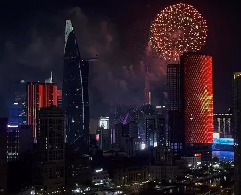 Man nhan man phao hoa thap sang bau troi TP HCM mung Dai le 30/4-Hinh-7