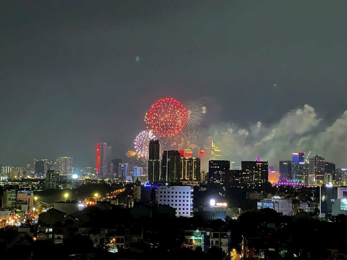 Man nhan man phao hoa thap sang bau troi TP HCM mung Dai le 30/4-Hinh-6