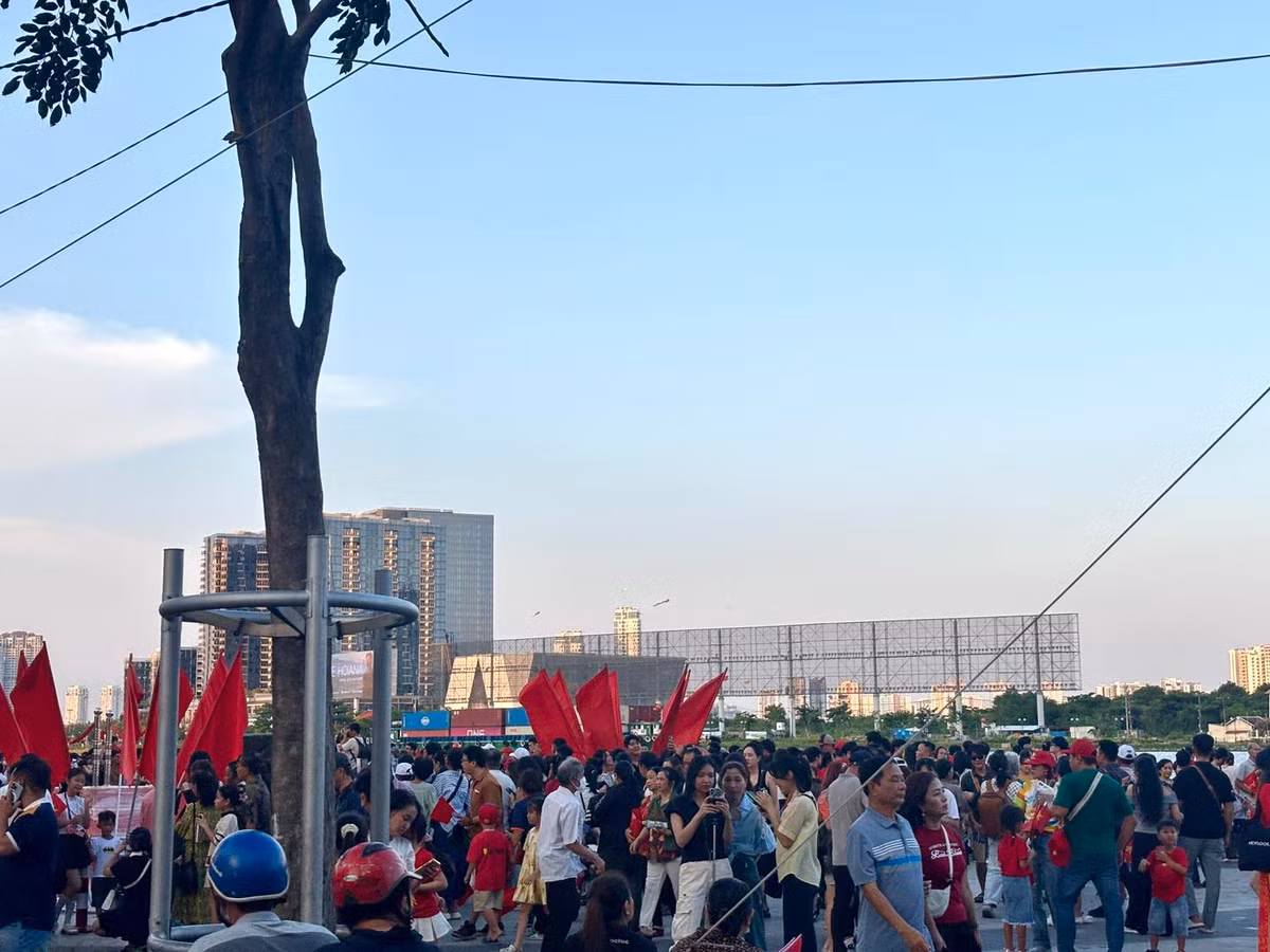 Man nhan man phao hoa thap sang bau troi TP HCM mung Dai le 30/4