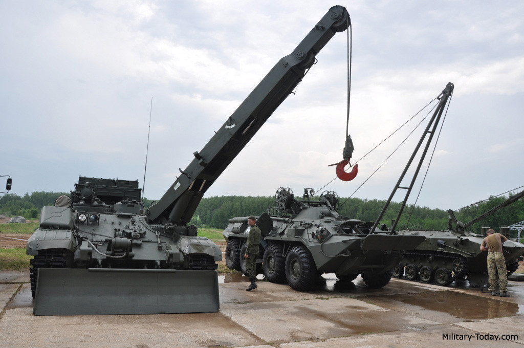 Cần cẩu của BREM-1 dài khoảng 4,4m với tải trọng 19 tấn nếu nâng ở độ cao 2m và 3 tấn nếu nâng lên 4,4m. Nó được sử dụng để nâng các phương tiện bị hư hỏng hoặc bị mắc kẹt. Ngoài ra, cần cẩu có thể sử dụng để nâng các phương tiện phục vụ sửa chữa. Ảnh: Military-Today
