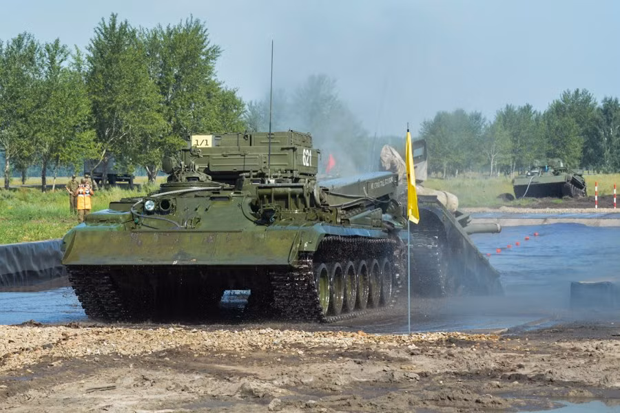 Đáng kinh ngạc, BREM-1 còn có cả thiết bị để hàn sửa chữa, có thể chở 1,5 tấn hàng hóa các loại khi cần. Ảnh: Military-Today