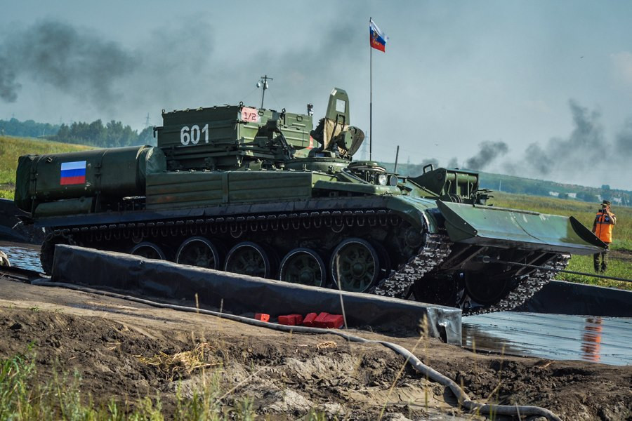 Về cấp độ bảo vệ, BREM-1 dùng khung gầm xe tăng T-72 nên giáp composite vẫn được giữ nguyên, ngoài ra vẫn sẽ có hệ thống phòng vệ xạ - sinh - hóa NBC và hệ thống dập lửa tự động. Trên xe có bố trí cả ụ súng 12,7mm cùng 840 viên đạn. Nguồn ảnh: Wikipedia