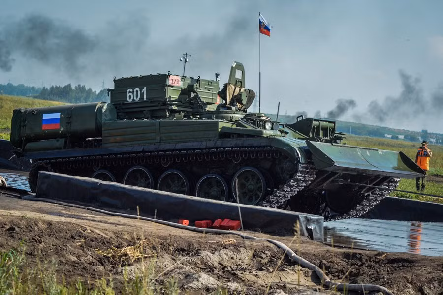 Về cấp độ bảo vệ, BREM-1 dùng khung gầm xe tăng T-72 nên giáp composite vẫn được giữ nguyên, ngoài ra vẫn sẽ có hệ thống phòng vệ xạ - sinh - hóa NBC và hệ thống dập lửa tự động. Trên xe có bố trí cả ụ súng 12,7mm cùng 840 viên đạn. Nguồn ảnh: Wikipedia