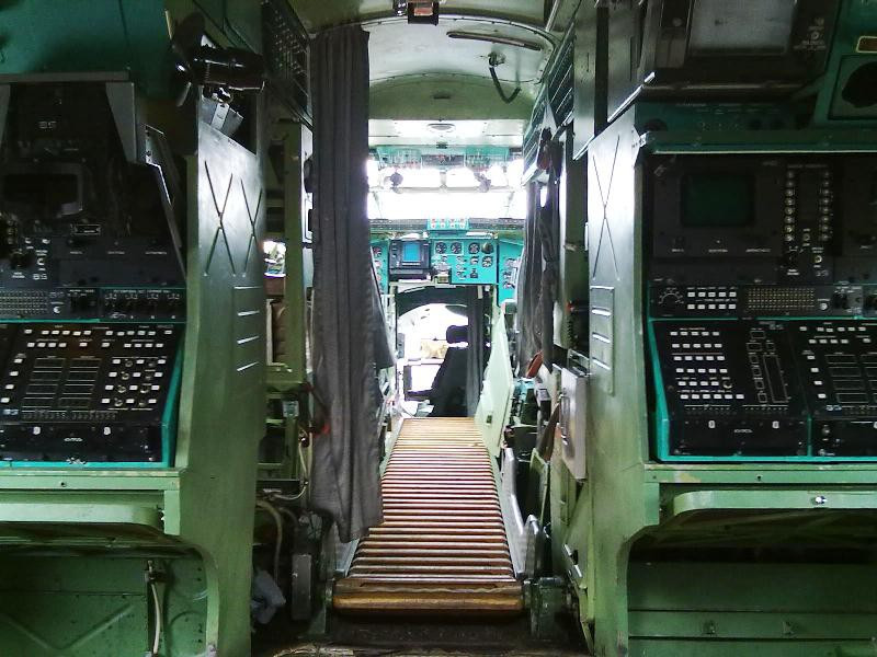 Cận cảnh cabin của Tu-142 – sẽ cần tới phi hành đoàn 11-13 người để vận hành “con quái vật bầu trời” này. Ảnh: Arms-Expo