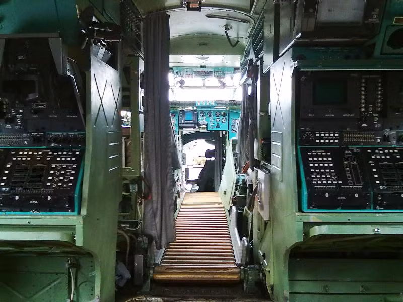 Cận cảnh cabin của Tu-142 – sẽ cần tới phi hành đoàn 11-13 người để vận hành “con quái vật bầu trời” này. Ảnh: Arms-Expo