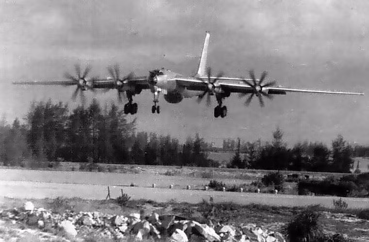 Tu-142 bắt đầu xuất hiện ở Việt Nam từ đầu những năm 1980 trong thành phần lực lượng không quân hải quân Liên Xô đồn trú tại quân cảng Cam Ranh (tỉnh Khánh Hòa, Việt Nam). Năm 1978, Liên Xô đã ký kết một thỏa thuận với Việt Nam để thuê quân cảng Cam Ranh trong thời gian 25 năm. Sau khi Liên Xô tan rã, Hải quân Nga tiếp tục đồn trú tại đây. Mãi tới tháng 5/2002, Nga mới rút khỏi Cam Ranh. Ảnh: Wikipedia