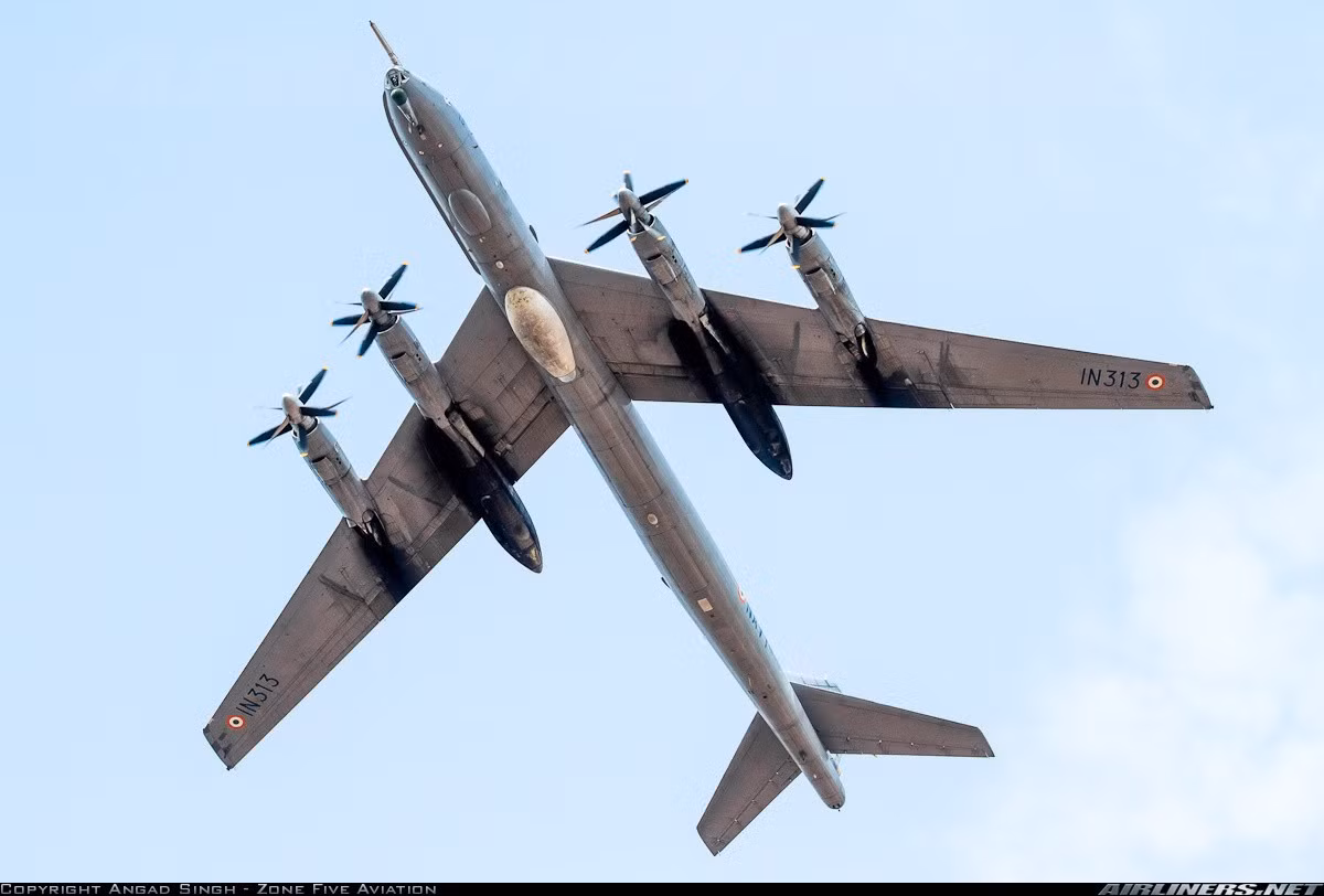 Tải trọng vũ khí của Tu-142 lên tới 11,4 tấn cho phép nó triển khai nhiều loại bom chống ngầm hoặc bom mặt đất, ngư lôi… Ảnh: Airliners.net