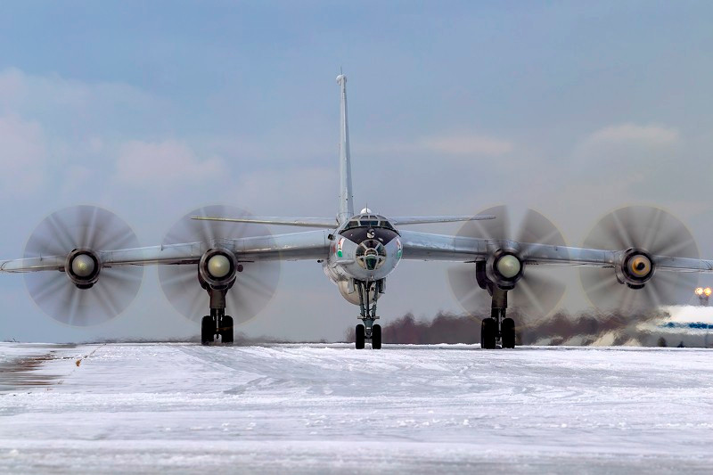 Với sải cánh lên tới 50m, trọng lượng rỗng 90 tấn, trọng lượng cất cánh tối đa 185 tấn, có thể coi Tu-142 là máy bay săn ngầm lớn nhất từng có mặt ở Việt Nam, và nó cũng đạt kỷ lục là máy bay chống ngầm to nhất hành tinh hiện nay. Ảnh: Arms-Expo