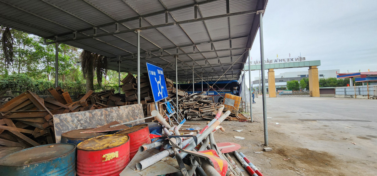 Bến xe phía Bắc Hải Phòng được đầu tư bài bản, kì vọng rất lớn, nhưng gây thất vọng sau 10 năm đưa vào sử dụng. Hiện toàn bộ diện tích của bến xe đã bỏ hoang, không có hoạt động vận tải hành khách, hàng hóa.