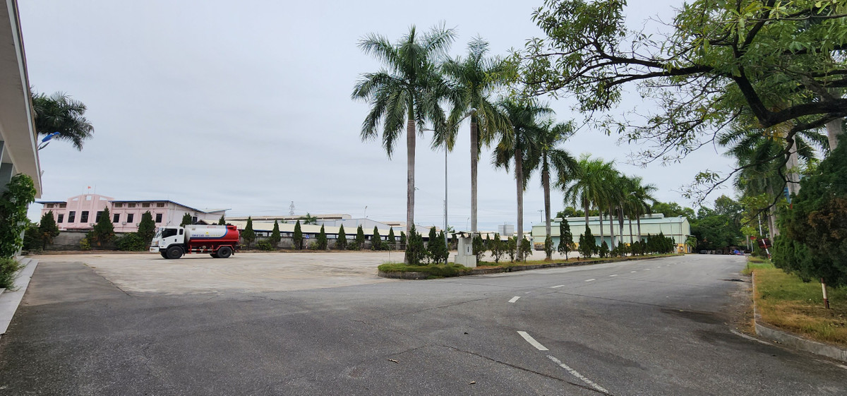 Không chỉ sở hữu Tập đoàn Việt Úc, doanh nhân Lê Văn Tiến còn tham gia sáng lập Công ty CP Tư vấn Xây dựng Đất Cảng - một nhà thầu trúng nhiều gói thầu tư vấn giám sát thi công xây dựng, khảo sát, lập báo cáo nghiên cứu khả thi các công trình đường bộ trên địa bàn TP. Hải Phòng. Ngoài ra, ông Tiến còn là người sáng lập Công ty CP Quốc tế Sông Giá hoạt động trong lĩnh vực xây lắp, bán buôn, bán lẻ...