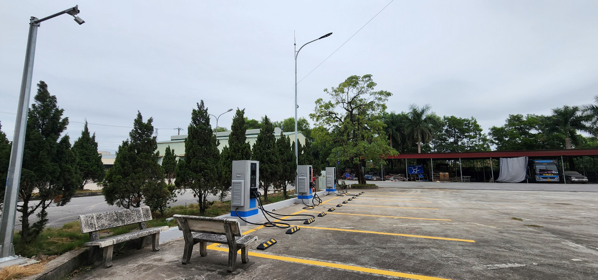 Trong khu vực giữa bến xe có hạng mục sạc pin xe ô tô điện, nhưng cũng nằm trơ trọi, không ai sử dụng.