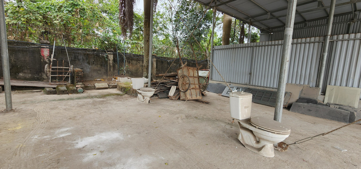 Thậm chí, các bồn vệ sinh cũng được đặt bừa bãi ngay giữa bến xe gây ra cảnh nhếch nhác, phản cảm.