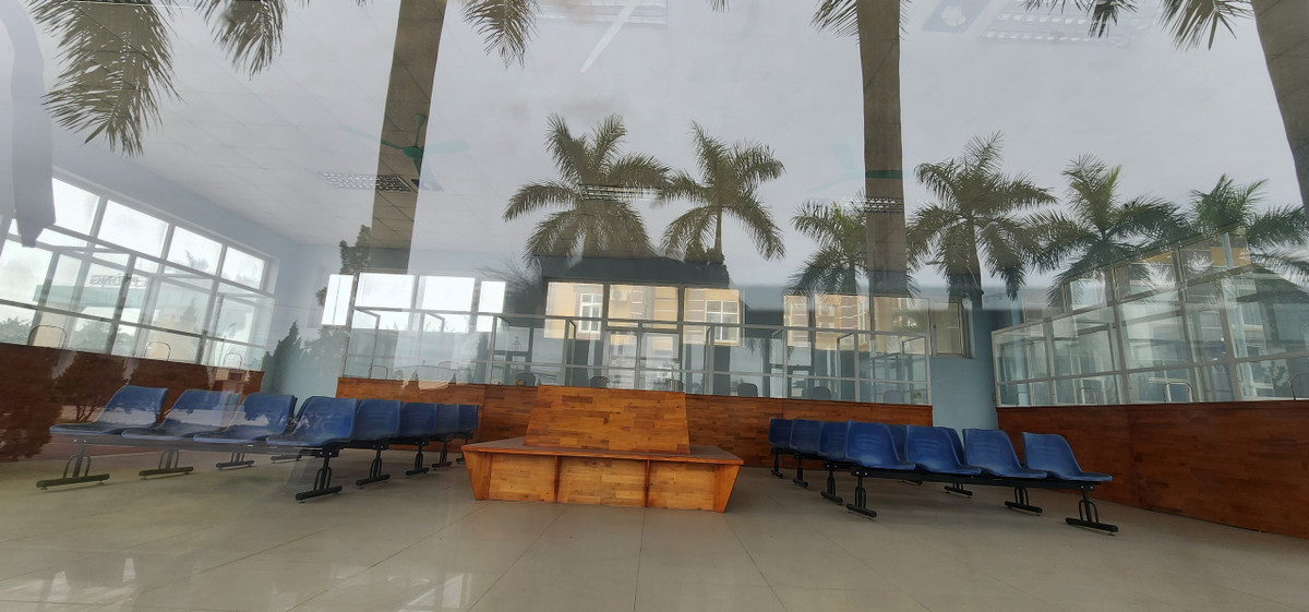 Theo kế hoạch, đây là mô hình bến xe khép kín với các dịch vụ chuyển phát nhanh, bưu chính, dịch vụ sửa chữa phương tiện, ngân hàng…Tuy nhiên, tất cả chỉ là "bàn giấy", trong khi thực tế các dịch vụ trên không tồn tại với hạ tầng bị xuống cấp, đóng cửa.