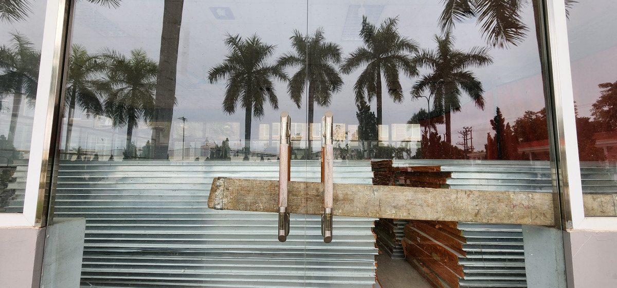 Tình trạng cửa đóng then cài ở các khu vực bán vé, phòng chờ. Bên trong là các đồ vật ngồn ngang.