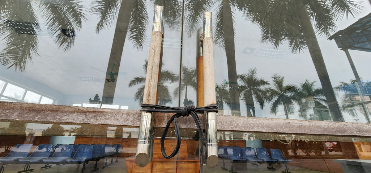 Hạ tầng bến xe xuống cấp, hoen gỉ và mốc rêu.